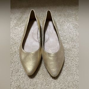 Size 8.5. Cushioned insole and in brand new condition. So comfortable!